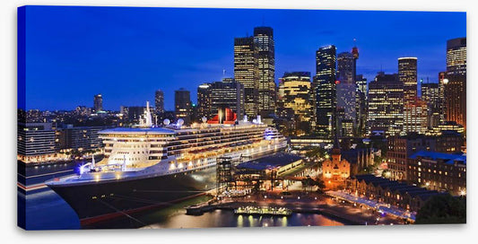 QM2 in Circular Quay at twilight